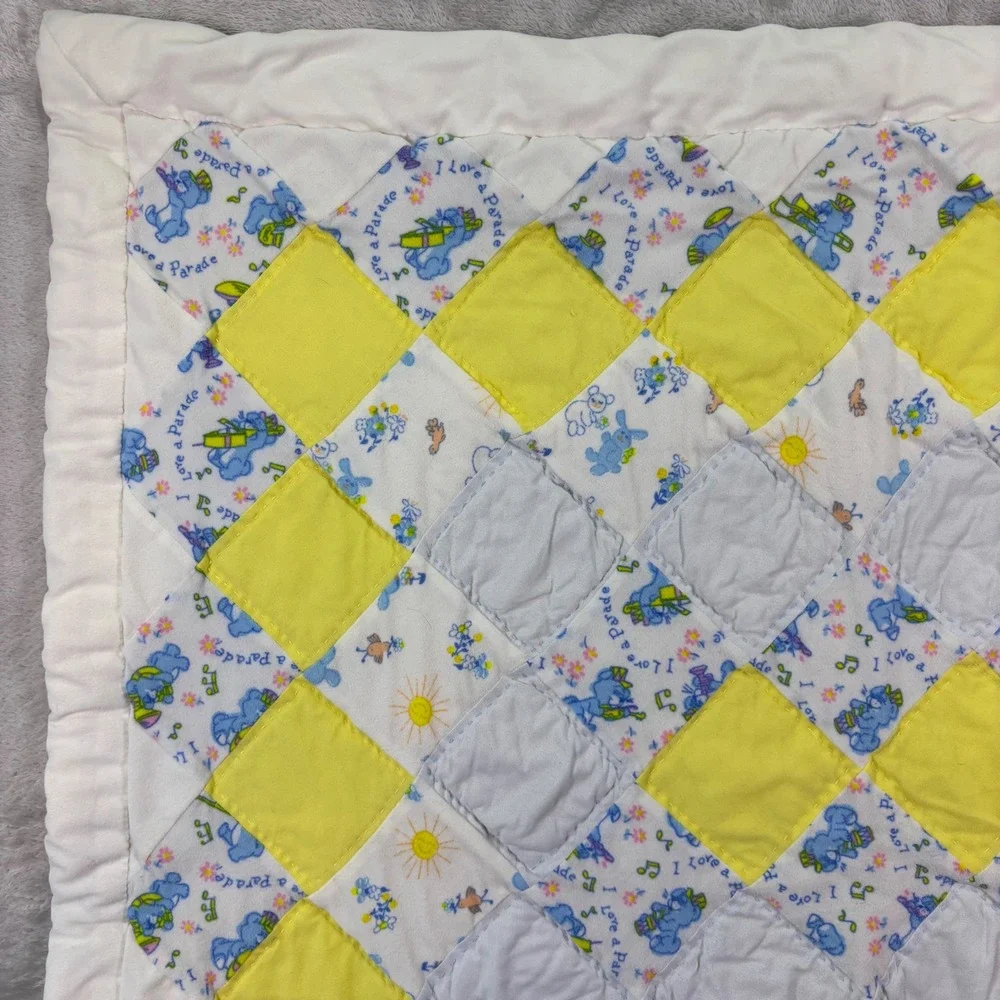 Vtg Unbranded Kids Baby Blanket OS White Yellow Blue Quilted Bear Parade Print